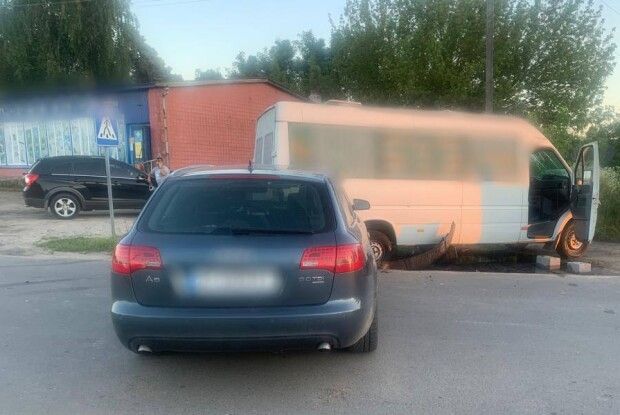 У курортному селі на Волині п'яний водій легковика протаранив маршрутку (Фото)
