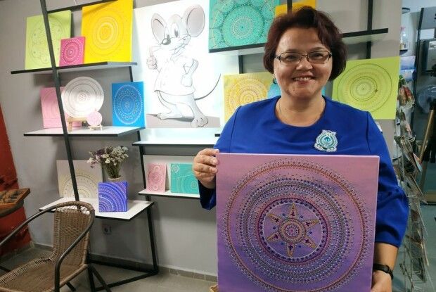 Директорка Луцької філії Центру зайнятості за 15 днів намалювала 15 мандал