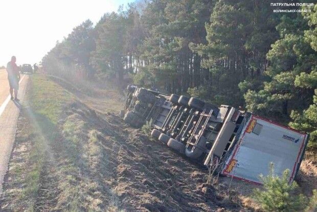 На Волині через неуважного водія перекинулася вантажівка