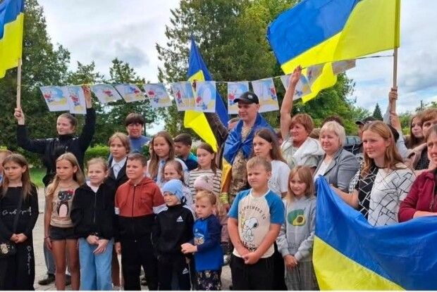 У громаді на Волині зворушливо зустріли звільненого з полону захисника (Відео)