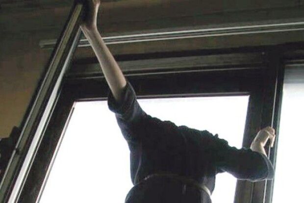 У місті на Волині молодий хлопець випав із п’ятого поверху