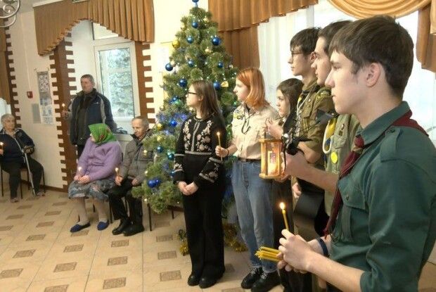 Вогонь миру передали мешканцям Луцького геріатричного пансіонату