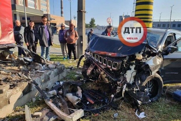 На камеру потрапив момент страшної ДТП: Jeep на швидкості влетів у стелу АЗС (Відео)