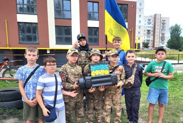 На Волині школярі  збирають на «блокпосту» кошти на «пташки» для Перемоги 