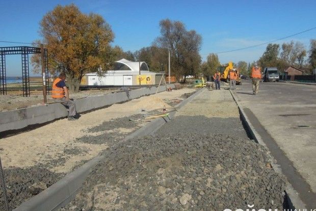 Біля світязького пляжу розширюють дорогу