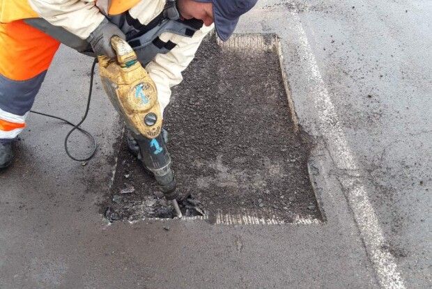 У Луцьку латають ями «холодним асфальтом» 