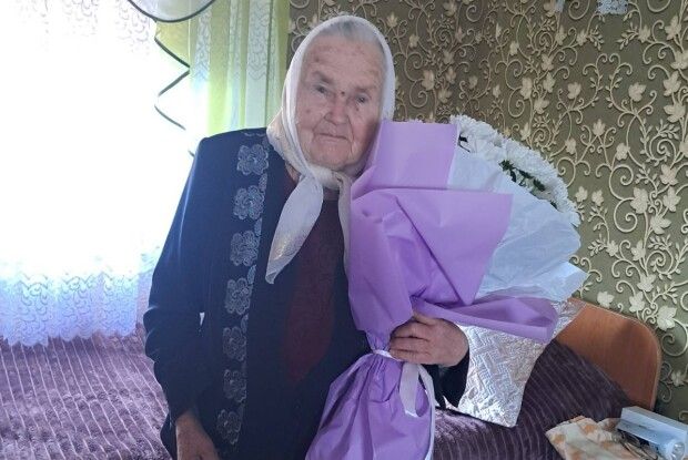 90 років мудрості та любові: у громаді на Волині привітали ювілярку