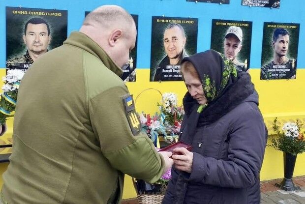 Мамі полеглого Героя з Волині вручили його посмертну нагороду