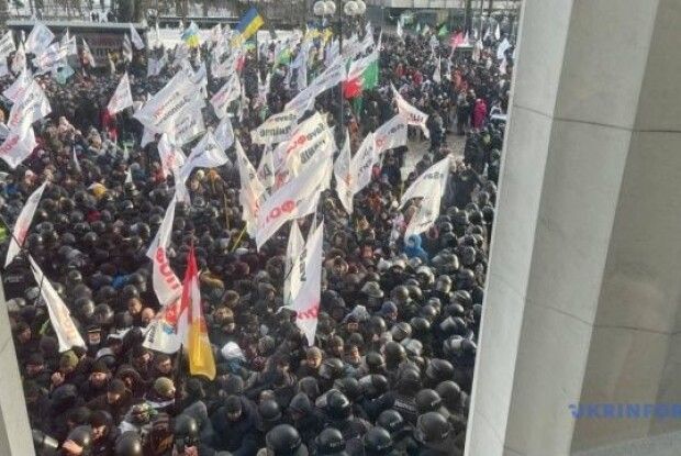 ФОПи прорвали паркан і штурмують Раду, почалися сутички 
