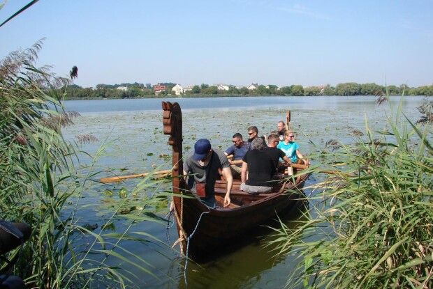 На Басівкутському озері у Рівному спущено на воду копію стародавнього варязького човна «Драккар Гунгір» (фото)