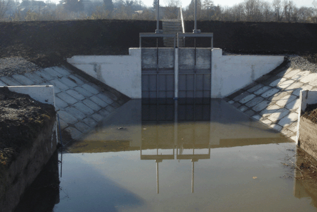 Коли побачили порожній човен, викликали водолазів...