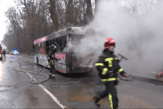 Під час руху загорівся автобус з пасажирами (Відео)