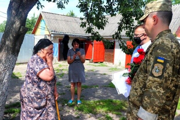 Матері загиблого Героя Юрія Хоміка з Володимира вручили нагороди сина