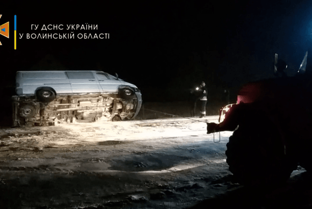 На Волині бус злетів з дороги і перекинувся (Фото, відео)  