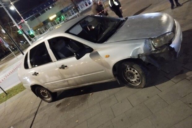 У Луцьку нетверезий водій наїхав на вуличний ліхтар