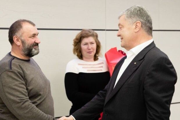 Одразу після звільнення генерал Павловський з дружиною подякували Порошенку