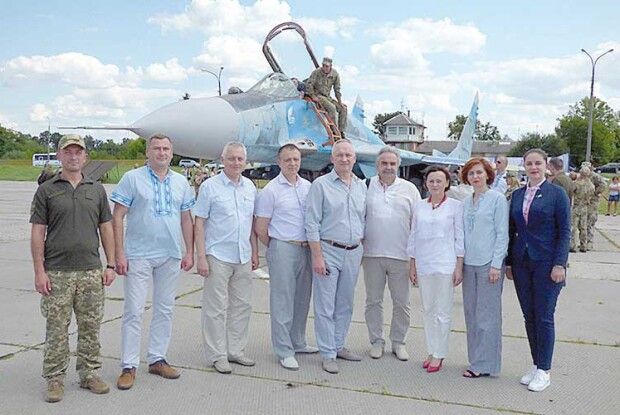 Волинські авіаремонтники подарували вишиванки українським соколятам (Фото, відео)