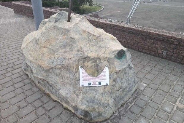 У місті на Волині розшукали хулігана, який пошкодив памʼятний монумент