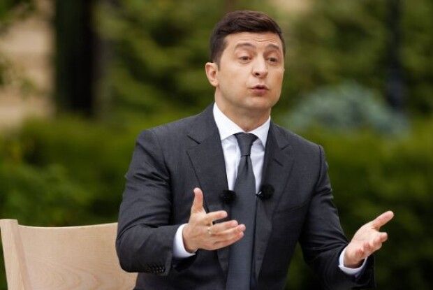 Недовго музика лунала: Зеленський просить скасувати обмеження зарплат чиновників