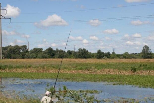 На Волині рибалку вбило струмом: закинув вудочку під високовольтною лінією 