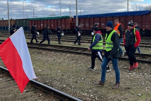 У Польщі поліція відігнала від залізниці протестувальників, які хотіли заблокувати поїзди, що йдуть через Волинь