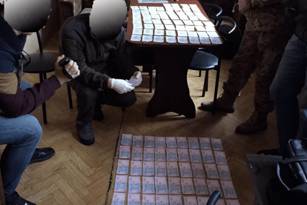 На Харківщині на хабарі взяли військового