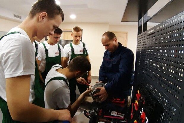 Сонячна та вітрова електростанції освітлюватимуть територію луцького училища (Фото)