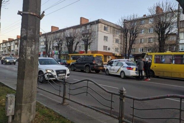 На проспекті Перемоги у Луцьку зіткнулися «Тойота», «Мазда» і «Рено» (Фото)