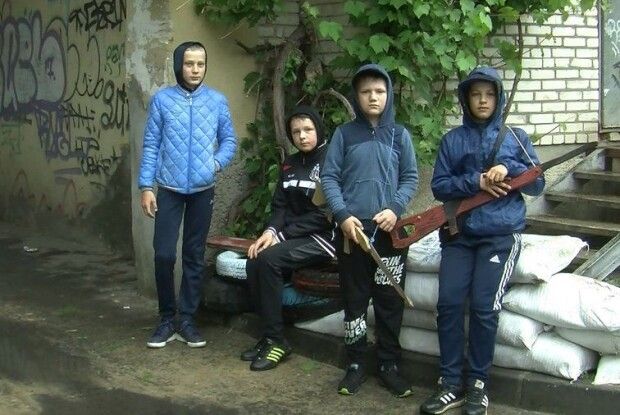 У Луцьку в дворі діти зробили блокпост і перевіряють через пароль незнайомців (Фото)