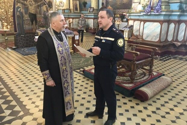 У Володимирі-Волинському майор-вогнеборець попередив панотця, аби той на Великдень не жартував із червоним півнем (фото)