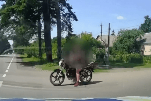 На Волині керманич двоколісного не мав документів і мотошолому (Відео)