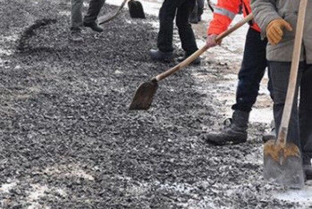 На Камінь-Каширщині селяни самотужки ремонтують дороги