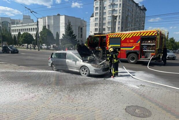 У Луцьку загорілась автівка