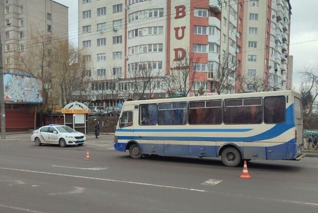 У Рівному жінка випала з маршрутки під час руху: у пасажирки – мозкова кома