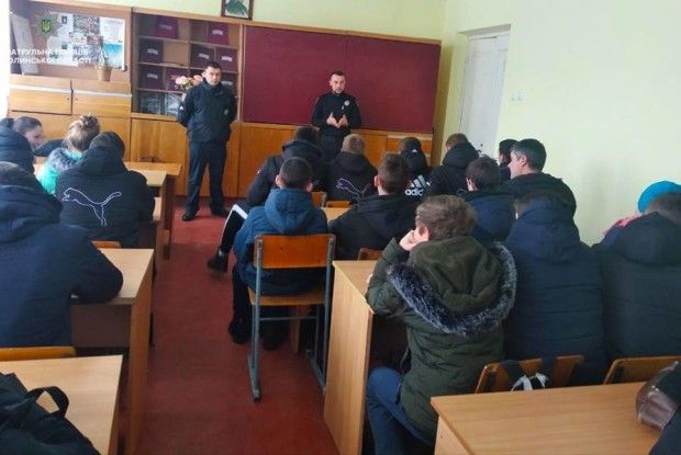 У Берестечку майбутнім кондитерам і трактористкам натякнули, що професія поліцейського ще цікавіша (фото) 