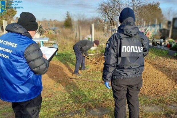 Росіяни розстріляли на подвір’ї, бо зробила зауваження: на Херсонщині ексгумували тіло 56-річної жінки