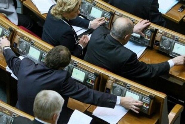 Зеленський пропонує виганяти з Ради прогульників та кнопкодавів