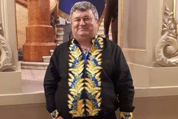 Будівельник із Нововолинська одягнув у вишиванки німців