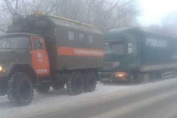 Рятувальники дістали з кювету три автомобілі