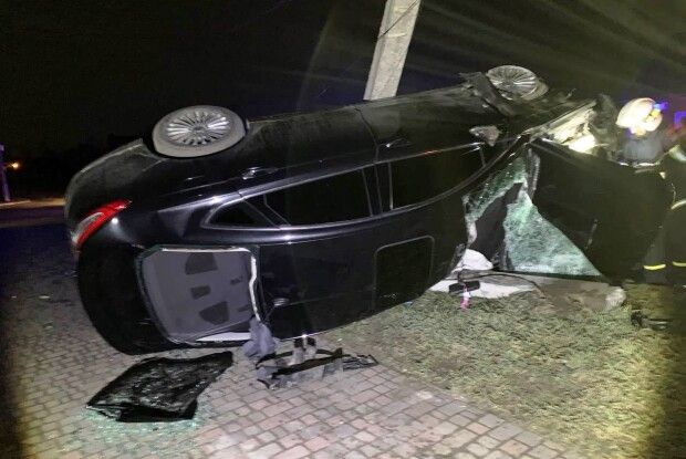 Авто перекинулося: на Рівненщині водійка врізалася в електроопору (Фото)