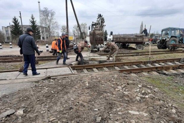 Чому у селі на Волині перекрили залізничний переїзд