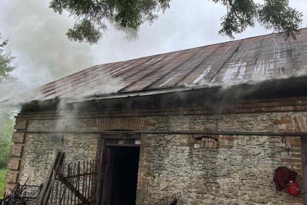 Вогонь наробив лиха: на Рівненщині пожежа знищила дах будівлі
