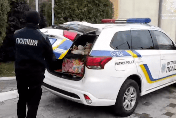 Волинські патрульні возять у службових автівках іграшки (Відео)