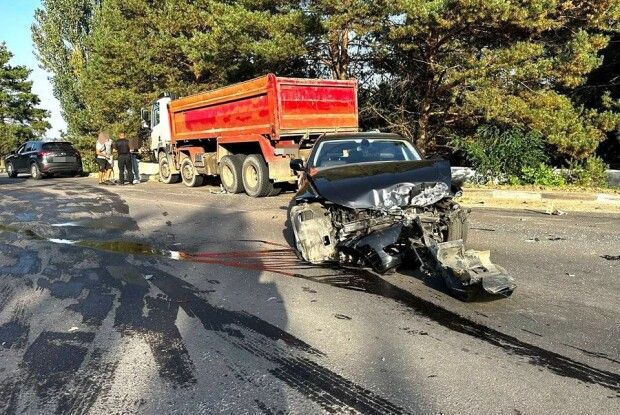 Уламки розлетілись по всій дорозі: 19-річний волинянин за кермом вантажівки спричинив масштабну аварію