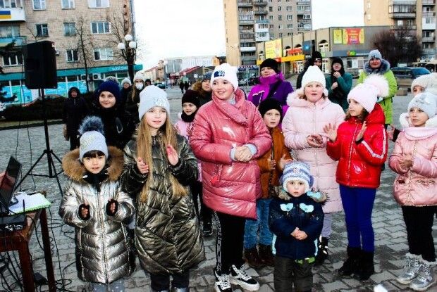 У Ковелі позмагалися в караоке біля ялинки (Фото)