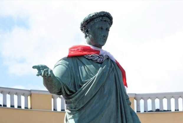 На пам'ятник Дюку в Одесі причепили прапор Білорусі