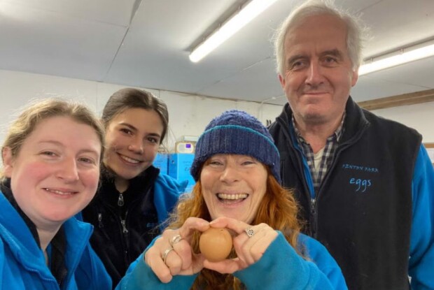 Ідеально кругле куряче яйце продали за 22 тисячі гривень