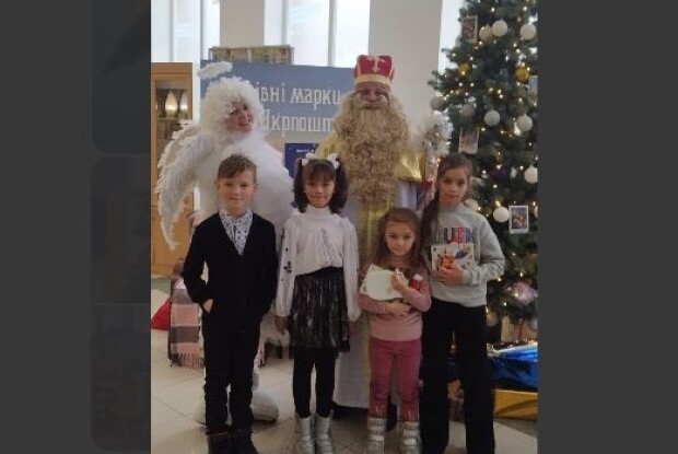 У Луцьку святий Миколай завітав на Укрпошту (Фото, відео)