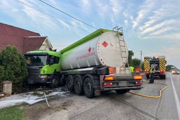 На Дубенщині автоцистерна врізалася в магазин (Фото)