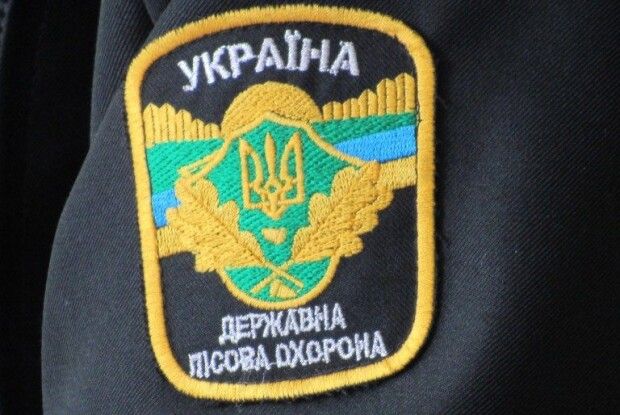 На Волині  крадії лісу тікали і намагались швидко розвантажити трактор